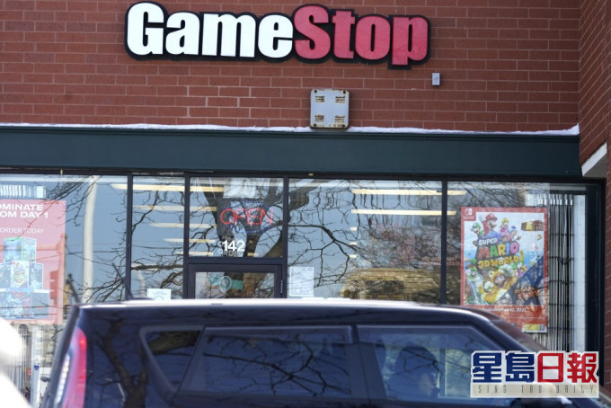 GameStop(GME)觸發美國散戶集合力量「挾爆淡倉」對抗華爾街大鱷,成為全球熱話。AP