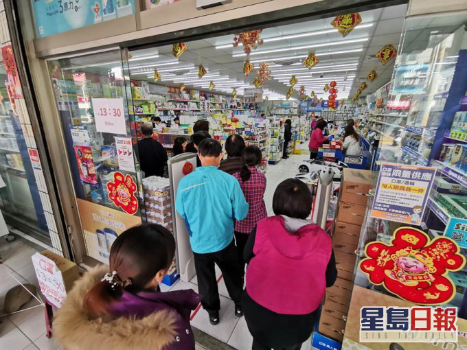 台灣的藥房分發政府口罩。網上圖片