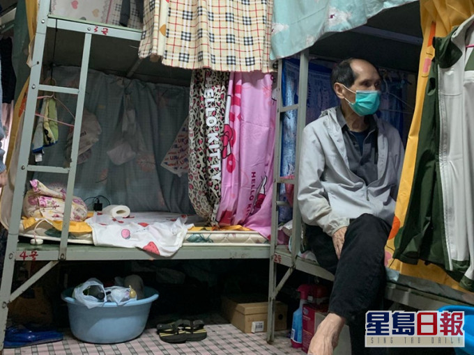 罗伯独自租住深水埗一张只有18尺的笼屋床位。