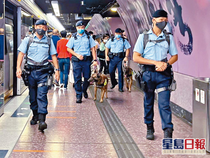 ■反恐特勤隊今日於多處賽道及港鐵站高姿態巡邏。