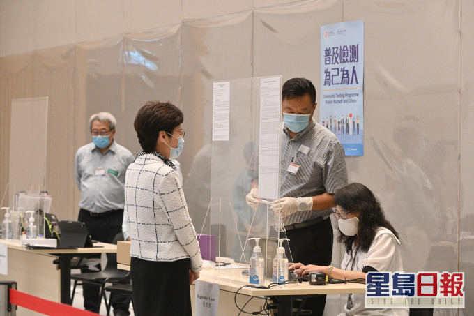 特首及司局长前往做检测。政府新闻处