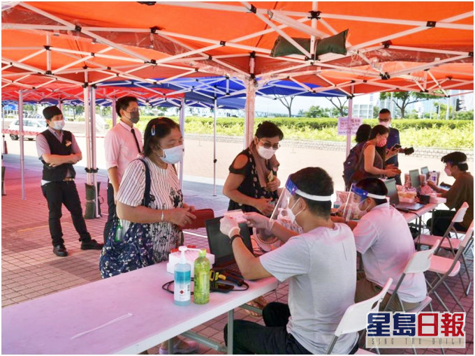 爱丁堡广场流动采样站人流疏落。