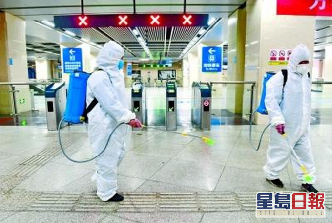 地鐵2號線漢口火車站站,保潔人員對車站進行全面消毒。(網圖)