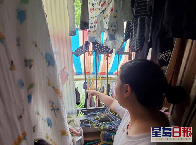 女戶主講述事發經過。