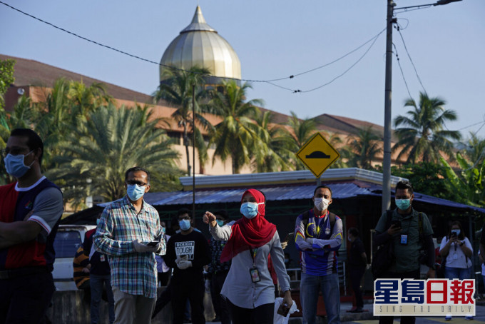 潜在感染者与吉隆坡清真寺大集会参与者,及与伊斯兰教传教士可能接触的人有关。AP