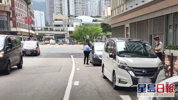 警方於行動中拖移6輛造成嚴重阻塞的車輛。警方圖片