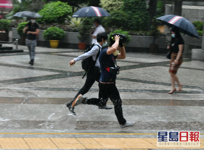 天文台發出局部地區大雨報告,指港島中西區的雨勢特別大。