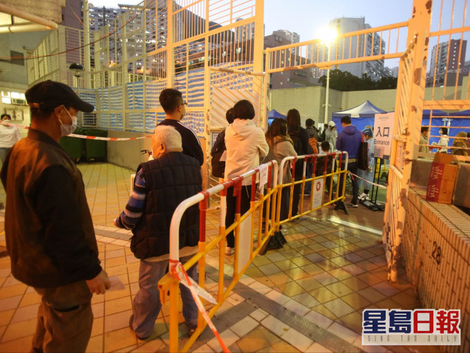 興華邨美華樓居民到球場排隊檢測。