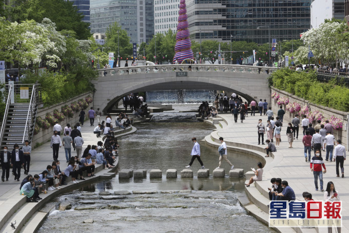 南韩在刚过去的星期三，结束严格的社交距离限制。 AP图