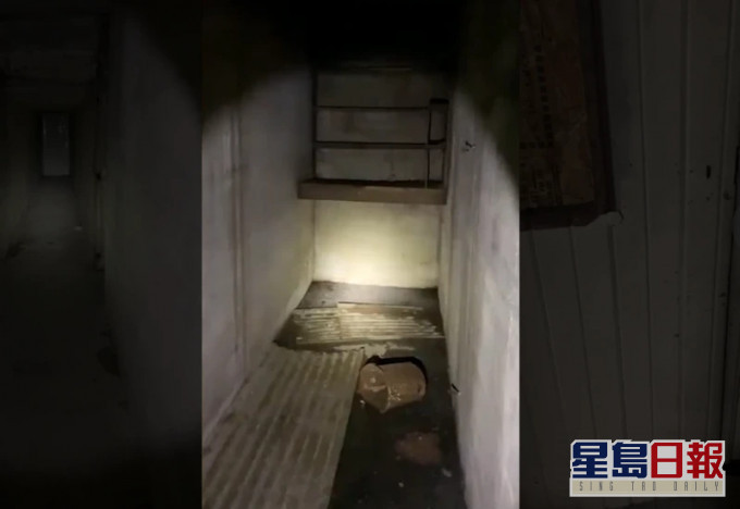 隧道內的地板堆了一些舊垃圾和生鏽的鐵桶,而貨架上有著煤煙。(網圖)