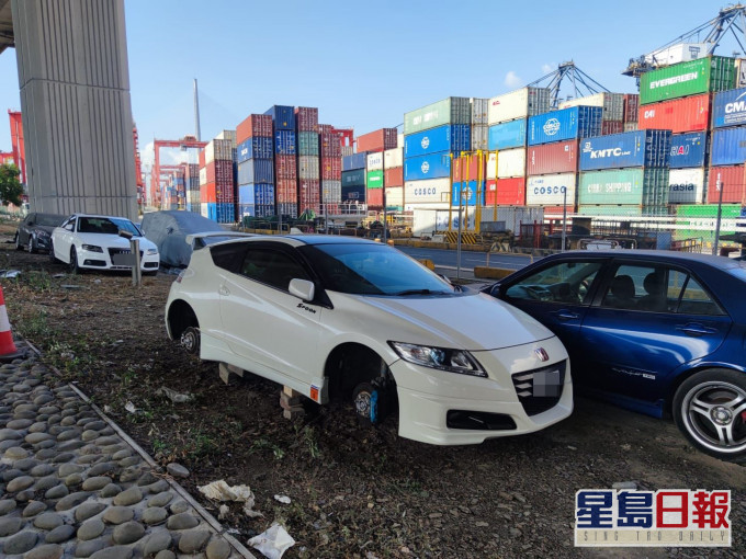 2輛私家車被人拆走4個車軚。梁國峰攝