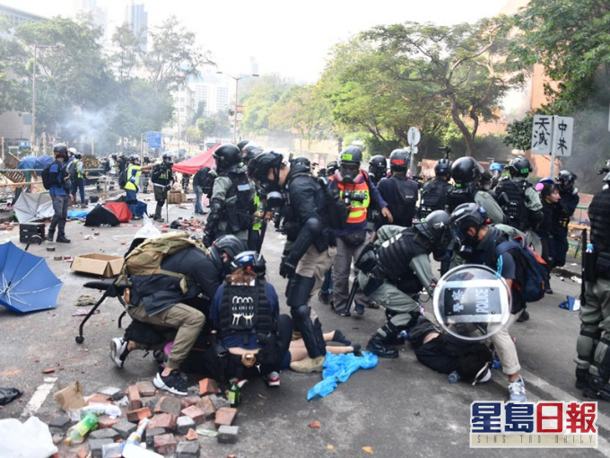 去年11月17日起理工大學發生嚴重衝突事件,警方在尖沙咀一帶作驅散行動。 資料圖片