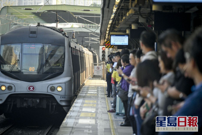 港鐵文憑試期間加強清晨列車服務。資料圖片