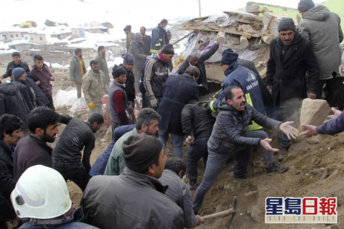 在土耳其凡城省，民眾嘗試掘開瓦礫救出被活埋的人，山區的村莊損毀嚴重。AP