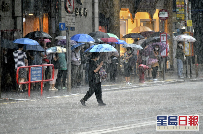 天文台預測今晚及明早有雨。資料圖片