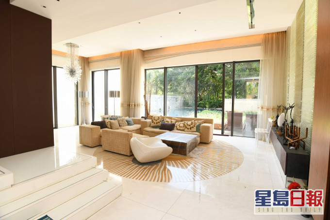 大厅面积宽敞，墙身及地板均选用白色作主调，配偌大玻璃趟门，令一室更为明亮。