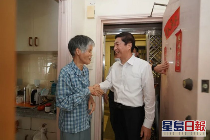 骆惠宁去年探访长者及劏房户。资料图片