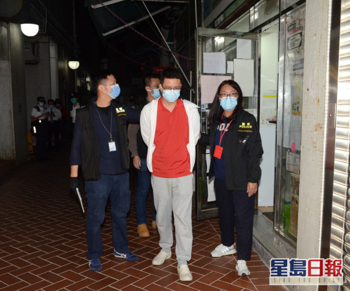 盧俊宇( 紅衣)早前涉嫌浪費警力被捕。資料圖片