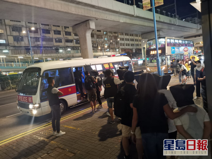警方共拘捕13名男女。图:警方提供