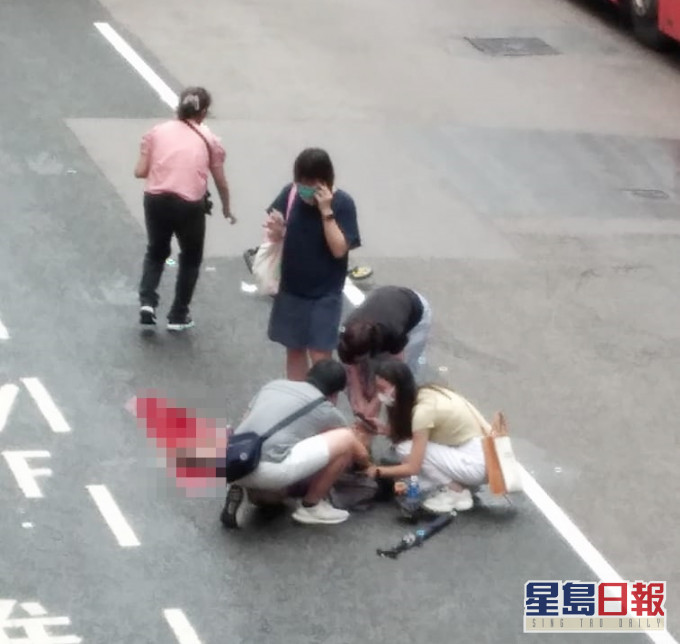 藍田過路老婦遭垃圾車撞,現場市民上前協助。讀者提供
