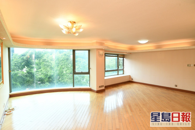 厅堂宽敞雅致,可容纳大型家具。