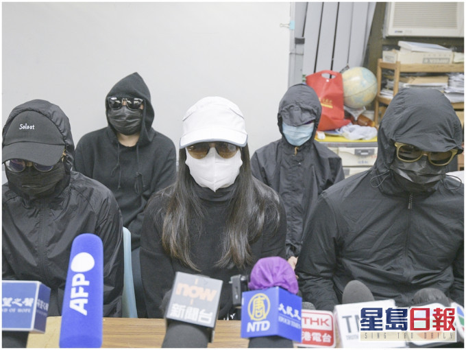 李子賢母親(白帽)本月3日已到深圳接受隔離檢疫。資料圖片