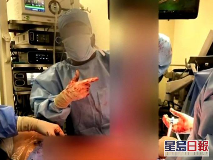這些缺德醫生會拿病人的器官比賽「誰的病人器官最長」。(網圖)