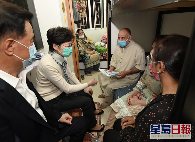 林鄭月娥參與新家園協會在油尖旺區探訪少數族裔家庭。政府新聞處圖片