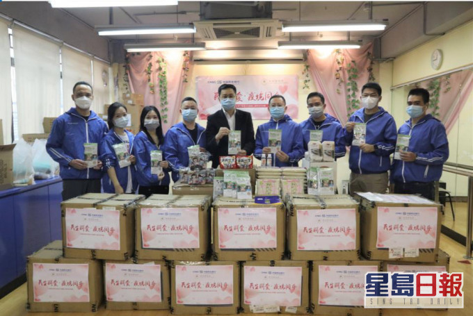 中國民生銀行香港分行副行長黃明輝(右四)、新家園協會總幹事黃頌(左五)與一眾義工大合照。 新家園協會提供