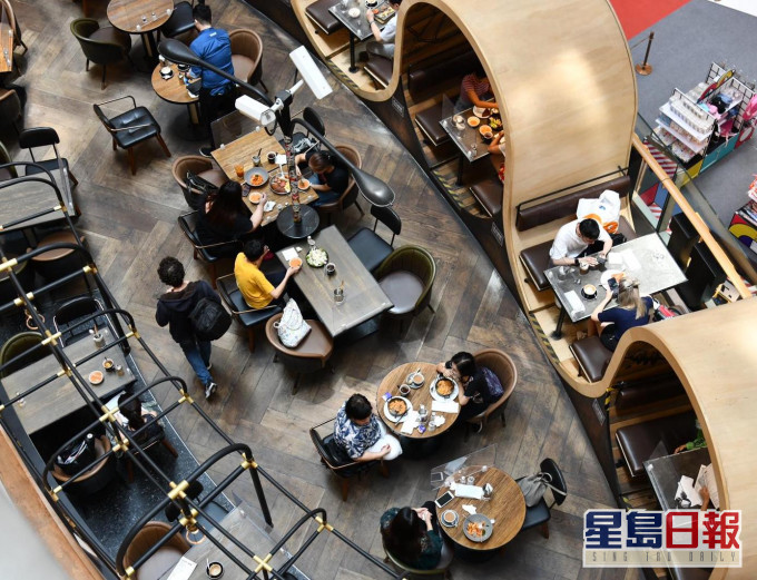 食环署建议分开为每位顾客端送食物。