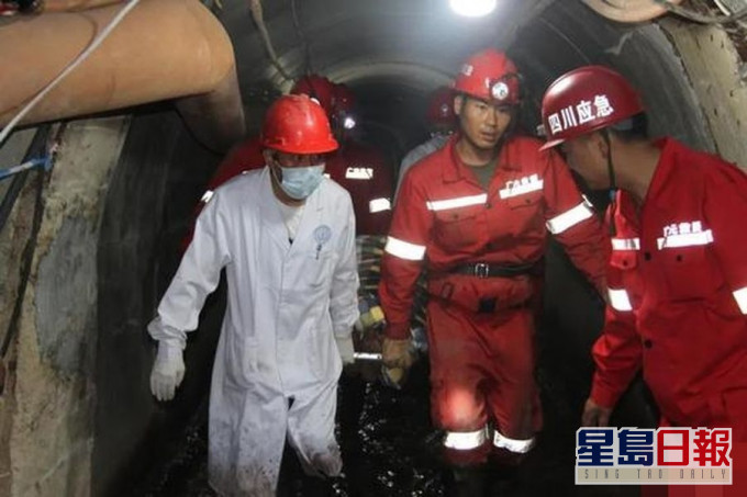 四川3名工人被困塌陷隧道7日後獲救。 網圖