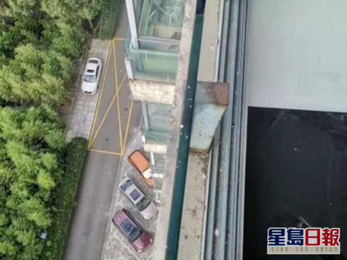 男子租用露台改裝的劏房,睡夢中10樓墮下砸中汽車。(網圖)