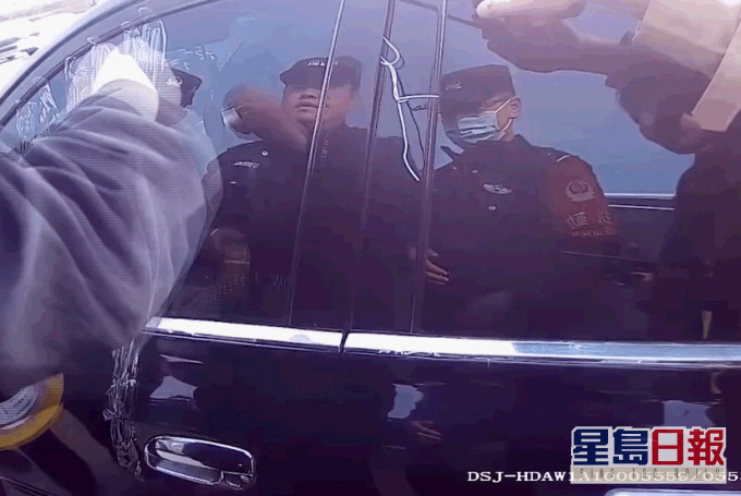 公安用膠紙法拉窗救人。網圖