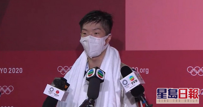张家朗奥运男子个人花剑夺金牌。直播截图