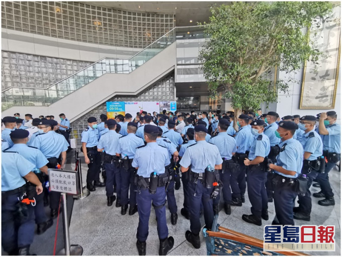 大批警察进入位于将军澳工业邨的壹传媒大楼。戚伟达摄