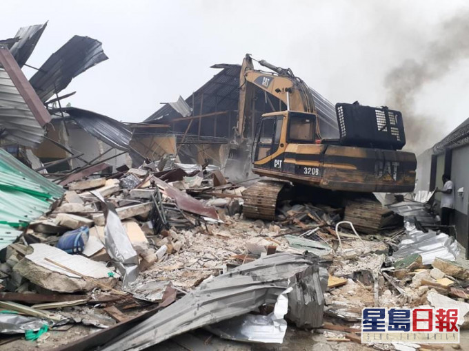 尼日利亚有两家酒店被指不遵守的限制令被拆掉。 网图