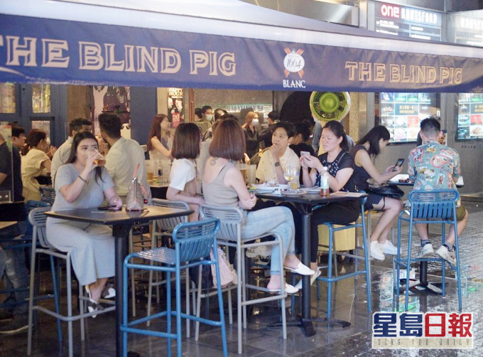 昨日有不少市民在酒吧喝酒。资料图片