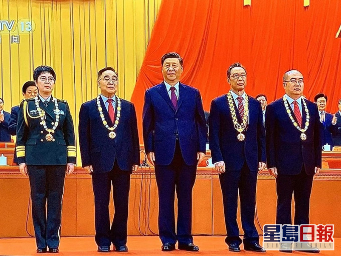 習近平(中)向國家勛章及國家榮譽稱號獲得者頒授勛章。