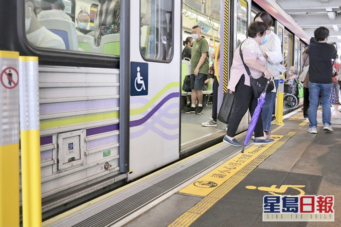 有網民聲稱搭過輕鐵後感覺新界西北的市民質素特別低劣,引來激烈爭議。資料圖片