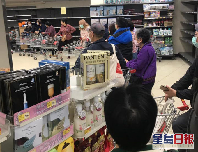 網民拍攝到柴灣一間超市內，有多名顧客推著手推車，一字排開的一幕。  香港突發事故報料區FB圖