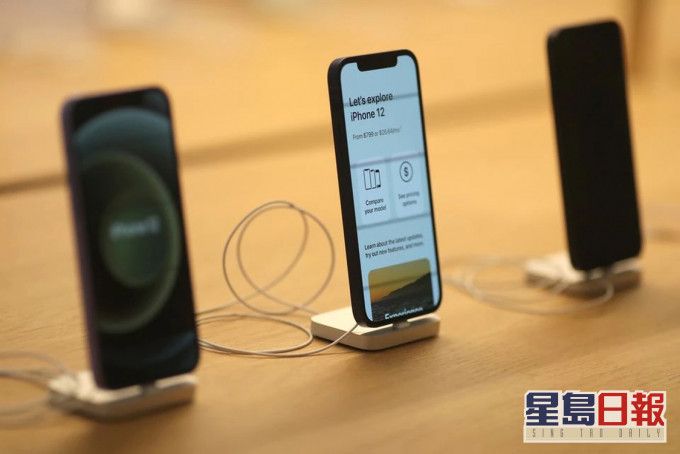 彭博報道指蘋果或因晶片短缺,大幅削減今年iPhone產量多達1千萬部。AP圖片