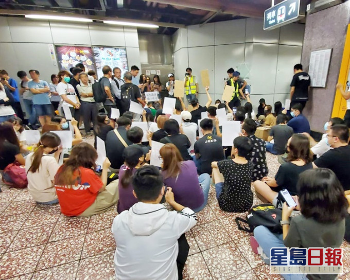 掌日一批示威者在站內靜坐抗議。資料圖片