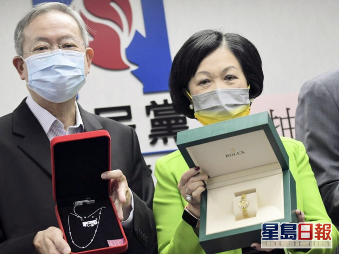 葉劉淑儀捐出鑲鑽勞力士抽獎。