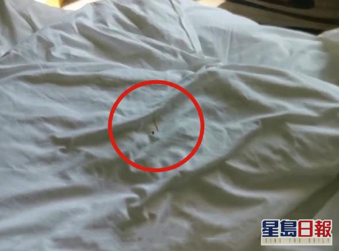 女留學生抱怨酒店骯髒邋遢,床單上有血漬。網圖