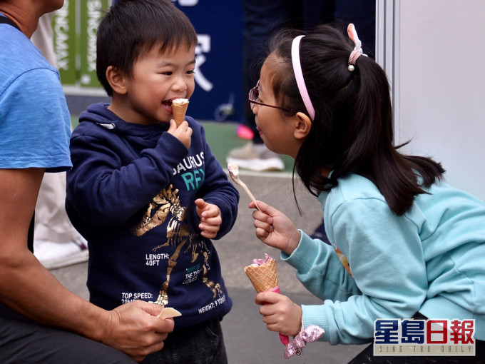天氣炎熱,又係時候食返杯雪糕。資料圖片