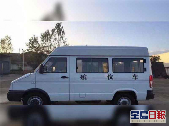 武汉有人违规用灵车运送私人物资。网图