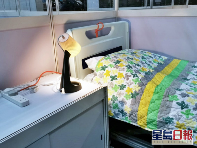 入住患者以性別劃分,病格有一張床、一個小檯燈、一張書桌和一個儲物櫃,有隔板將病格隔開。