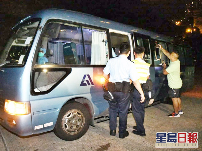 10人分乘兩輛小巴到鯉魚門渡假中心接受隔離。