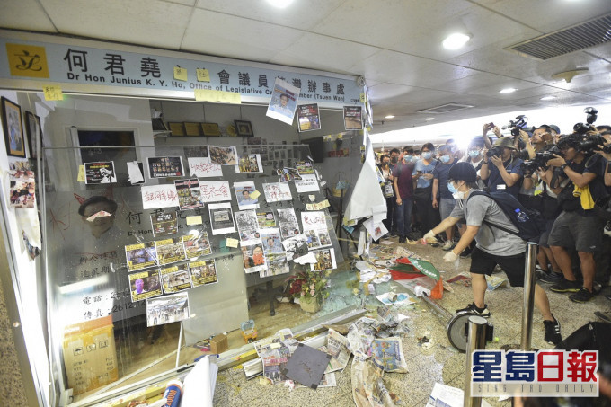 何君堯位於荃灣的議員辦事處遭人大肆破壞。資料圖片