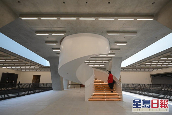 博物館大樓樓高18層,設33個展廳。